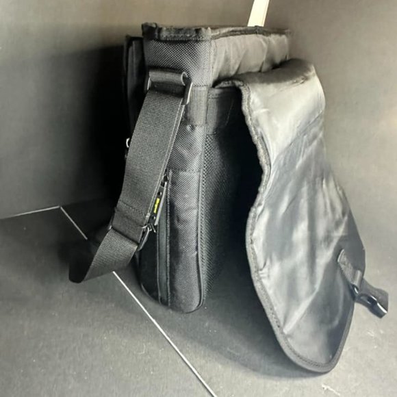 New Targus very well -padded laptop bag - Picture 2 of 5